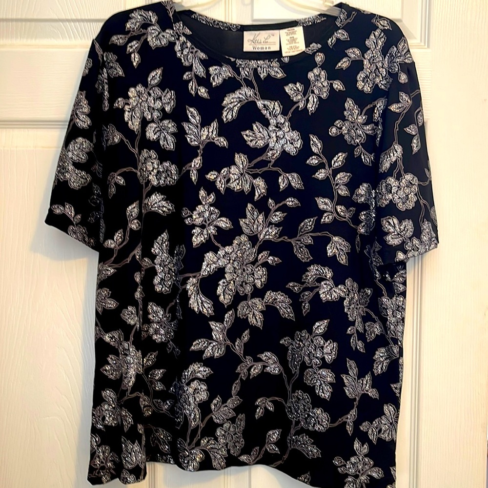 18W/20W Womens Blouse with Silver Gilter Accents